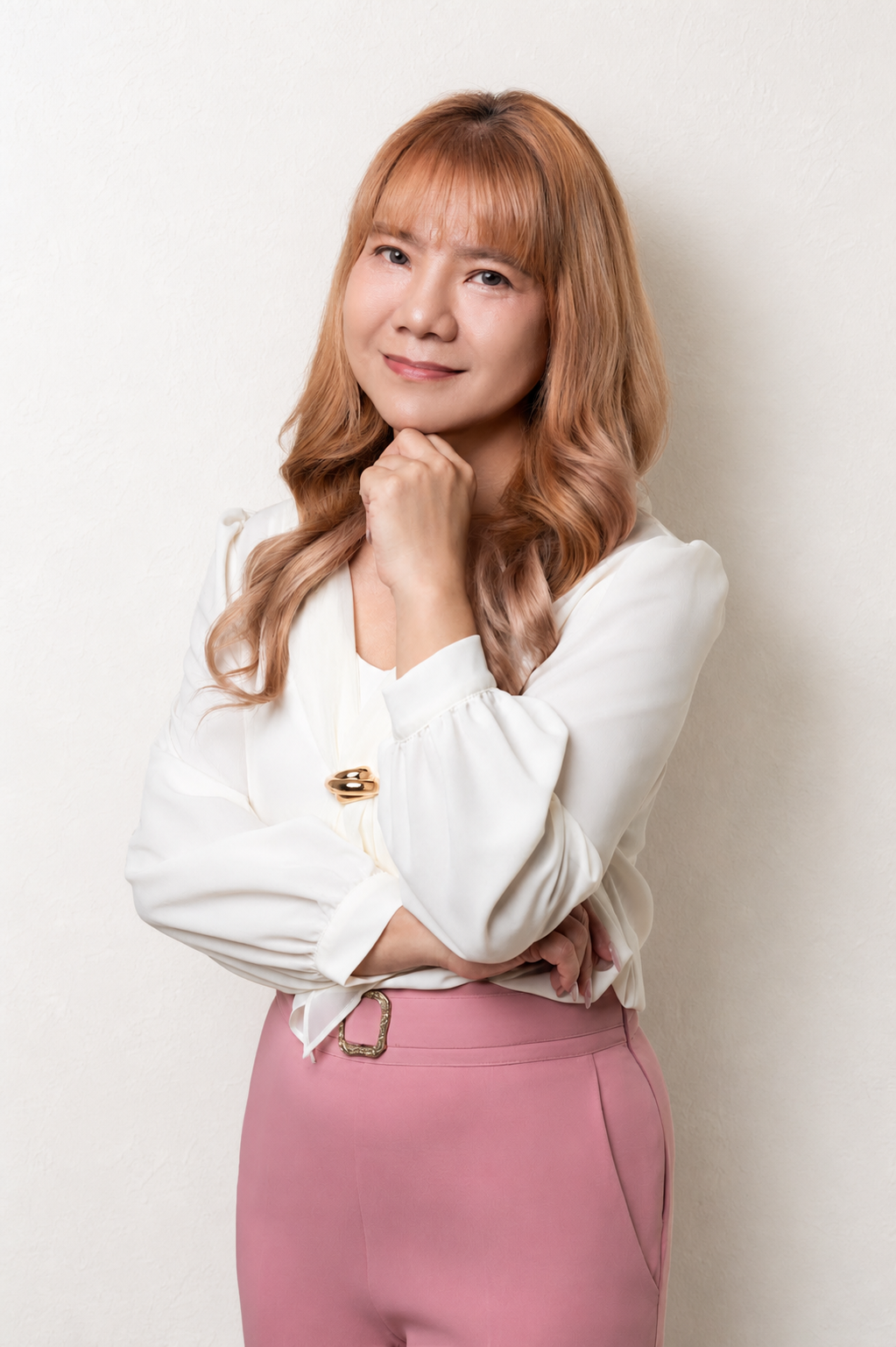 Sara 在自然白牆前的半身形象照